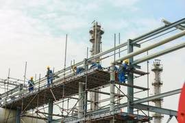 Công nhân bảo dưỡng chuẩn bị các công đoạn cuối cùng để tiến hành bảo dưỡng. (Ảnh: PV/Vietnam+)