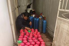 Lực lượng chức năng phát hiện nhiều bình khi N20 kiểu dáng mới. (Ảnh: PV/Vietnam+)