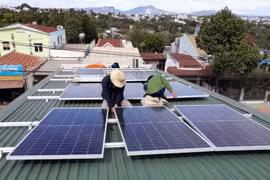 Lắp đặt điện Mặt Trời mái nhà. (Ảnh: PV/Vietnam+)