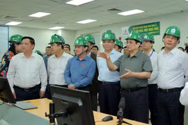 Thủ tướng Phạm Minh Chính kiểm tra hoạt động tại Nhà máy nhiệt điện Thái Bình 2. (Ảnh: PV/Vietnam+)