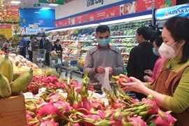 Người dân mua hàng tại siêu thị. (Ảnh: PV/Vietnam+)