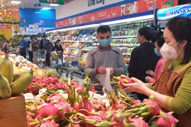 Người dân mua hàng tại siêu thị. (Ảnh: PV/Vietnam+)