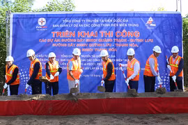 Các đại biểu phát động triển khai thi công tại tỉnh Hà Tĩnh sáng 18/1. (Ảnh: EVNNPT)