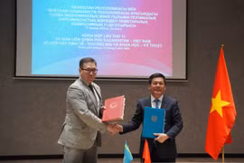 Bộ trưởng Bộ Công Thương Việt Nam Nguyễn Hồng Diên và Bộ trưởng Thương mại và Hội nhập Cộng hòa Kazakhstan Arman Shakkaliyev đã ký Biên bản Khóa họp lần thứ 11 của Ủy ban Liên Chính phủ. (Ảnh: PV/Vietnam+)