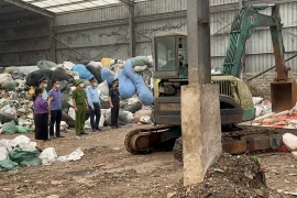 Các lực lượng chức năng giám sát tiêu hủy gần 25 tấn chân gà đông lạnh. (Ảnh: qltt)