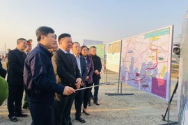 Bí thư Thành ủy Hà Nội kiểm tra tiến độ triển khai dự án đường vành đai 4-Vùng Thủ đô tại địa bàn huyện Sóc Sơn. (Ảnh: Tuyết Mai/TTXVN)