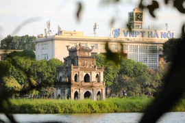 Tháp Rùa, Hồ Hoàn Kiếm ấm áp trong nắng chiều Đông. (Ảnh: Thanh Tùng/TTXVN)
