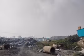 Bãi xỉ thải từ hoạt động tái chế nhiều năm đã gây ô nhiễm trầm trọng môi trường tại xã Văn Môn, huyện Yên Phong. (Ảnh: TTXVN phát)
