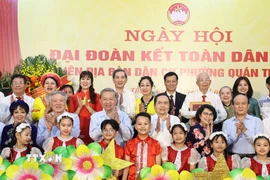 Tổng Bí thư Tô Lâm, Chủ tịch Quốc hội Trần Thanh Mẫn với cán bộ, nhân dân Phường Quán Thánh, Quận Ba Đình, Hà Nội. (Ảnh: Thống Nhất/TTXVN)