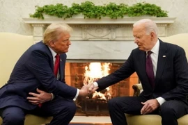 Tổng thống Mỹ Joe Biden (phải) trong cuộc gặp Tổng thống đắc cử Donald Trump tại Nhà Trắng ở Washington DC., ngày 13/11. (Ảnh: REUTERS/TTXVN)