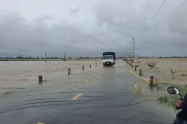 Mưa lớn gây cản trở giao thông ở Bình Định (Ảnh: Sỹ Thắng/TTXVN)