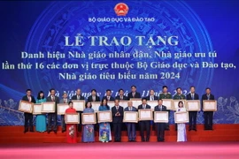 Các nhà giáo vinh dự nhận danh hiệu Nhà giáo nhân dân của Chủ tịch nước trao tặng tại buổi lễ. (Ảnh: Thanh Tùng/TTXVN)