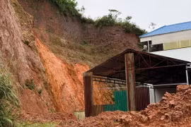 Một vị trí sạt lở tại tuyến đường nhánh dẫn vào khu sản xuất xóm Cốc (xã Lộc Tân, huyện Bảo Lâm) ở phía taluy âm. (Ảnh: TTXVN phát)