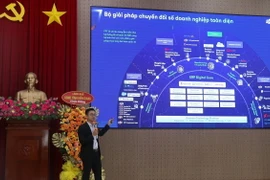 Chuyên gia trình bày tham luận tại hội thảo. (Ảnh: Lê Huy Hải/TTXVN)