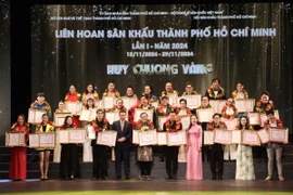 Ban Tổ chức trao Huy chương Vàng cho các cá nhân, diễn viên xuất sắc tại Liên hoan. (Ảnh: Thu Hương/TTXVN)