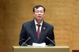 Ủy viên Ủy ban Thường vụ Quốc hội, Chủ nhiệm Ủy ban Quốc phòng-An ninh của Quốc hội Lê Tấn Tới trình bày Báo cáo giải trình, tiếp thu, chỉnh lý dự thảo Luật Phòng cháy, chữa cháy và cứu nạn, cứu hộ. (Ảnh: Doãn Tấn/TTXVN)