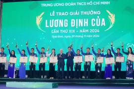 Chủ tịch Ủy ban Trung ương Mặt trận tổ quốc Việt Nam Đỗ Văn Chiến và Bí thư thứ Nhất Trung ương Đoàn Bùi Quang Huy trao giải thưởng Lương Định Của lần thứ 19 năm 2024. (Ảnh: Thế Duyệt/TTXVN)