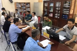 Phòng một cửa tại Ủy ban Nhân dân xã Quảng Nghiệp huyện Tứ Kỳ ứng dụng công nghệ thông tin trong Cải cách thủ tục hành chính ở xã. (Ảnh: Tiến Vĩnh/TTXVN)