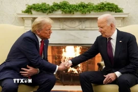 Tổng thống Mỹ Joe Biden (phải) trong cuộc gặp Tổng thống đắc cử Donald Trump tại Nhà Trắng ở Washington DC., ngày 13/11. (Ảnh: REUTERS/TTXVN)