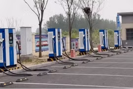 Các trụ sạc tại các trạm dừng nghỉ trên đường cao tốc ở Trung Quốc. (Ảnh: TTXVN/phát)