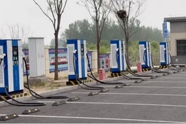 Các trụ sạc tại các trạm dừng nghỉ trên đường cao tốc ở Trung Quốc. (Ảnh: TTXVN/phát)