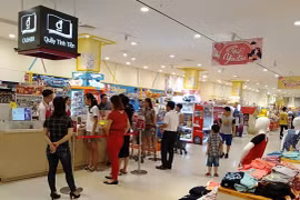 Người dân đến mua sắm tại siêu thị Aeon Mall Bình Dương. (Ảnh: Hải Âu/TTXVN)