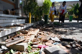 Mái nhà của một trường học bị hư hại sau một trận động đất ở Indonesia. (Ảnh: AFP/TTXVN)