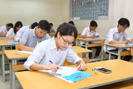 Thí sinh thi môn đầu tiên của tổ hợp Khoa học xã hội, môn Lịch sử. (Ảnh: Minh Quyết/TTXVN)