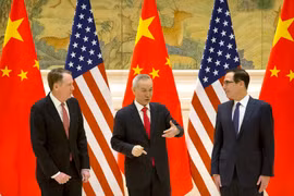 Đại diện Thương mại Mỹ Robert Lighthizer, Phó Thủ tướng Trung Quốc Lưu Hạc và Bộ trưởng Tài chính Steven Mnuchin tại vòng đàm phán hồi tháng 2/2/2019. (Ảnh: AFP/TTXVN)