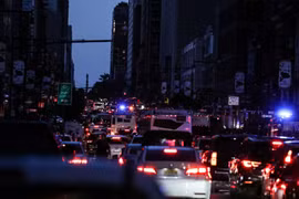 Manhattan chìm trong bóng tối do mất điện. (Nguồn: Reuters)