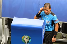 Trọng tài sử dụng công nghệ VAR ở Copa America 2019. (Nguồn: Reuters)
