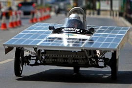 Xe chạy bằng năng lượng Mặt Trời tham dự cuộc thi. (Nguồn: AFP)