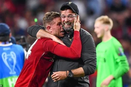 Juergen Klopp và thủ quân Jordan Henderson khóc sau khi trận đấu kết thúc.
