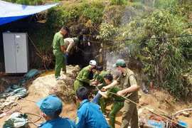 Lực lượng chức năng thực hiện các biện pháp cứu hộ cứu nạn để đưa người đàn ông bị mắc kẹt trong hang ra ngoài. (Ảnh: Quốc Khánh/TTXVN)