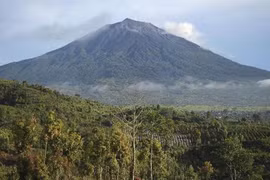 Núi lửa Kerinci trên đảo Sumatra phun trào. cnnindonesia.com)