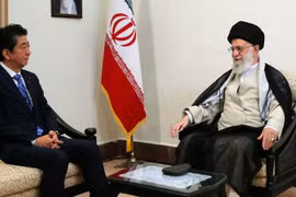 Đại giáo chủ Iran Ali Khamenei tiếp Thủ tướng Nhật Bản Shinzo Abe. (Nguồn: radiofarda.com)