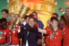 Niko Kovac hai năm liên tiếp giành Cúp Quốc gia Đức với hai đội bóng khác nhau.