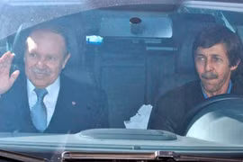 Cựu Tổng thống Algeria Abdelaziz Bouteflika (phải) và em trai Said Bouteflika. (Nguồn: AFP)