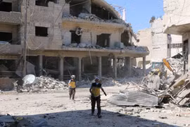 Cảnh đổ nát tại Idlib sau các vụ tấn công. (Nguồn: Reuters)
