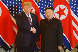 Tổng thống Mỹ Donald Trump và Chủ tịch Triều Tiên Kim Jong-un tại Hội nghị Thượng đỉnh Mỹ-Triều Tiên lần thứ hai. (Ảnh: TTXVN phát)