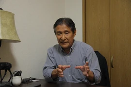 Giáo sư Daisuke Hosokawa của Đại học Kinh tế Osaka trả lời phỏng vấn. (Ảnh: Đào Tùng/TTXVN)