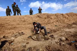 Một ngôi mộ tập thể được phát hiện tại làng Sinuni, tây bắc Iraq ngày 3/2/2015. (Ảnh: AFP/TTXVN)