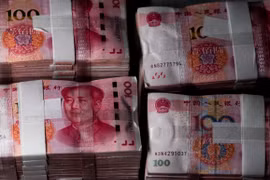 Đồng tiền mệnh giá 100 nhân dân tệ tại Thượng Hải, Trung Quốc. (Ảnh: AFP/TTXVN)