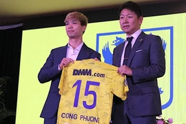 Công Phượng trong buổi ký hợp đồng. (Nguồn: HAGL)