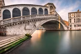 Người dân bị cấm ăn uống ở cầu Rialto. (Nguồn: msn.com)