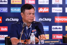 Ông Sirisak Yodyardthai từ chức HLV tuyển Thái Lan. (Ảnh: Nguyên An/Vietnam+)