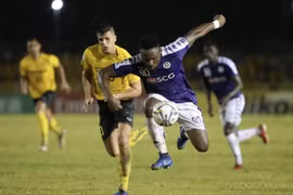 Oseni phải nghỉ thi đấu hết mùa vì chấn thương. (Nguồn: Hà Nội FC)