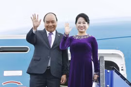Thủ tướng Nguyễn Xuân Phúc và Phu nhân vẫy chào các đại biểu ra tiễn tại sân bay quốc tế Stockholm Arlanda. (Ảnh: Thống Nhất/TTXVN)
