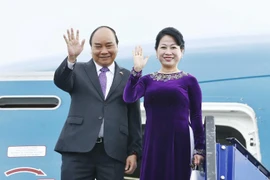 Thủ tướng Nguyễn Xuân Phúc và Phu nhân vẫy chào các đại biểu ra tiễn tại sân bay quốc tế Stockholm Arlanda. (Ảnh: Thống Nhất/TTXVN)
