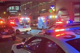 Cảnh sát được triển khai tới hiện trường vụ nổ súng tại Indianapolis, Mỹ. (Ảnh: WTHR/TTXVN)